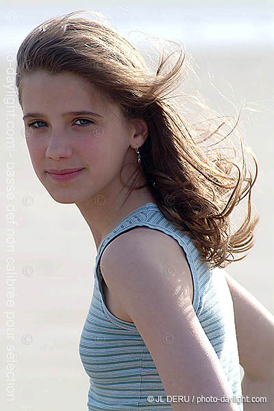 portrait de jeune fille au bord de la mer - girl's portrait at the sea's edge